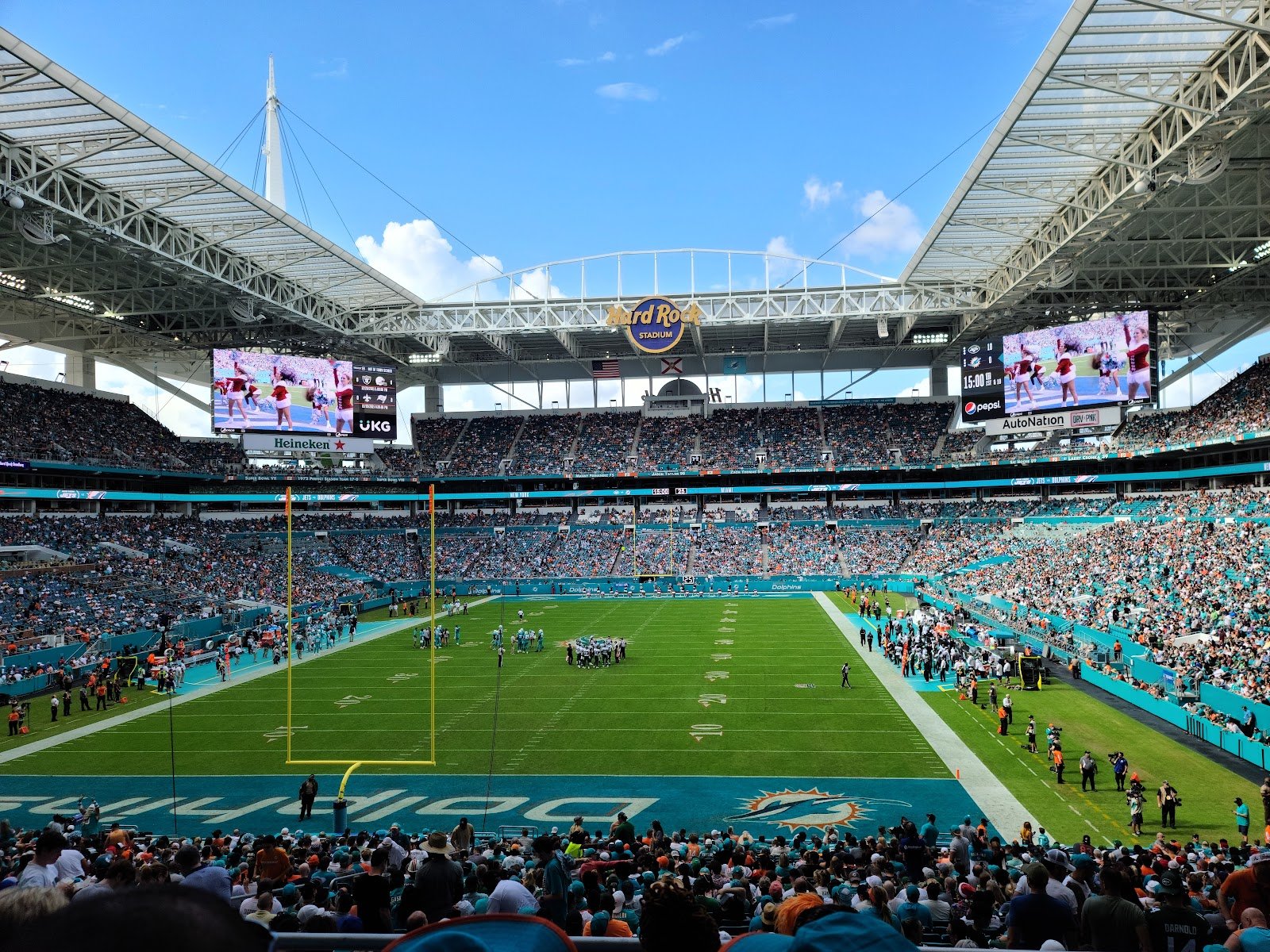 The Best Bars to Watch a Dolphins Game in Miami