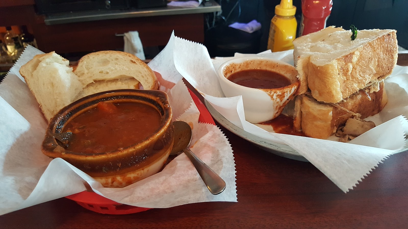 Ernie's Bar-B-Q & Lounge